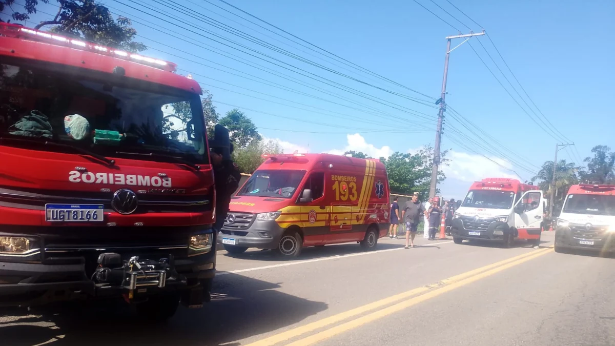 Batida entre carro e moto deixa mulher gravemente ferida na Rio-Santos
