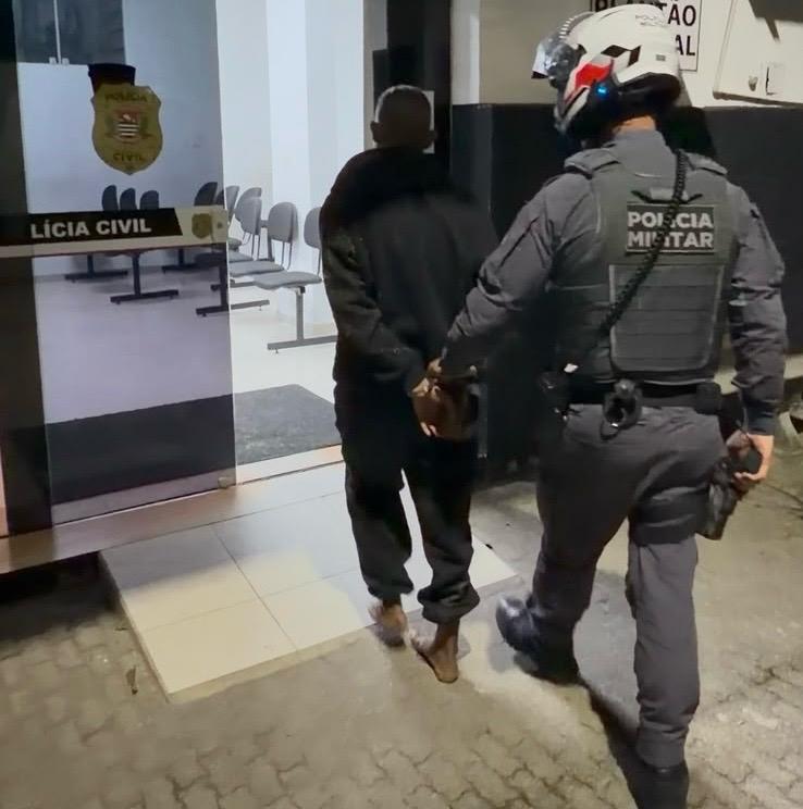 Adolescente é apreendido com moto furtada após perseguição em Ubatuba