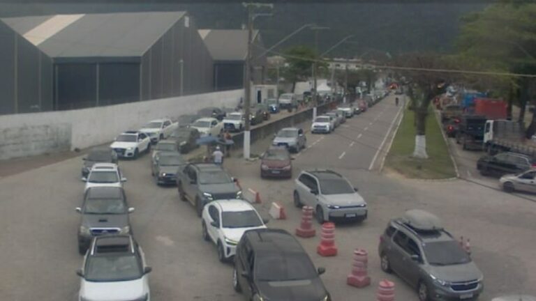 Travessia de balsa para Ilhabela registra quatro horas de espera em São Sebastião