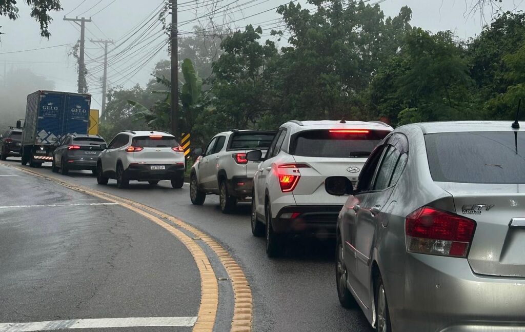 Congestionamento de mais de duas horas afeta motoristas na Rodovia Rio-Santos em São Sebastião