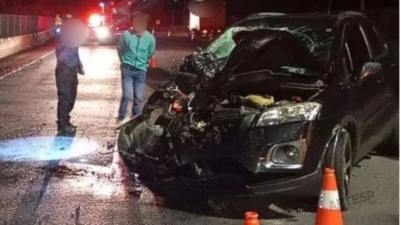 Batida frontal entre moto e carro mata duas pessoas na Rodovia Tamoios