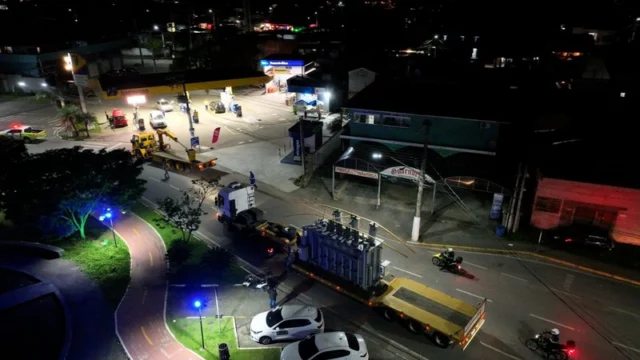 Carreta transporta transformador de 50 toneladas em Ilhabela