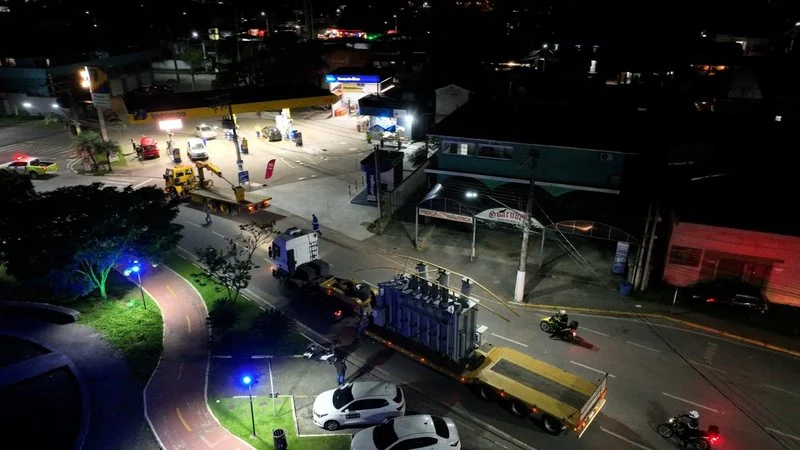 Carreta transporta transformador de 50 toneladas em Ilhabela