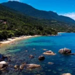 Praia do Julião atrai visitantes com piscinas naturais no sul de Ilhabela