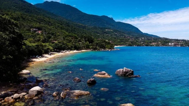 Praia do Julião atrai visitantes com piscinas naturais no sul de Ilhabela
