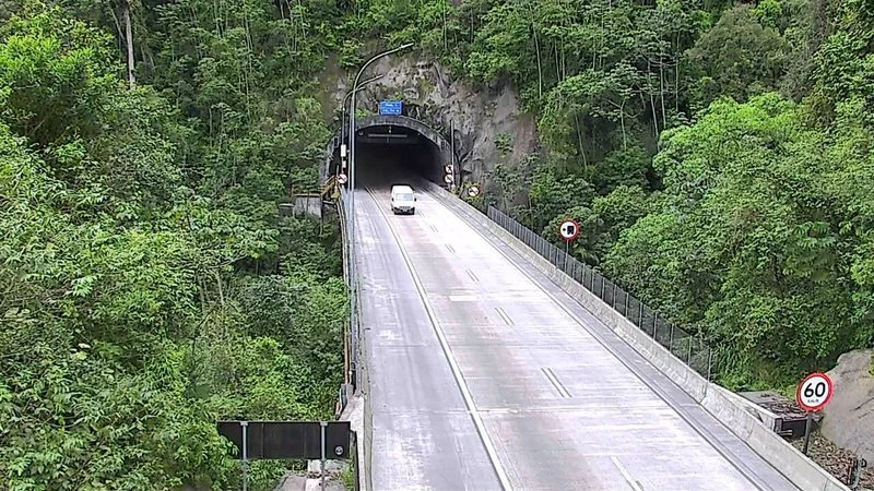 Tráfego flui sem acidentes na Rodovia dos Tamoios nesta quarta
