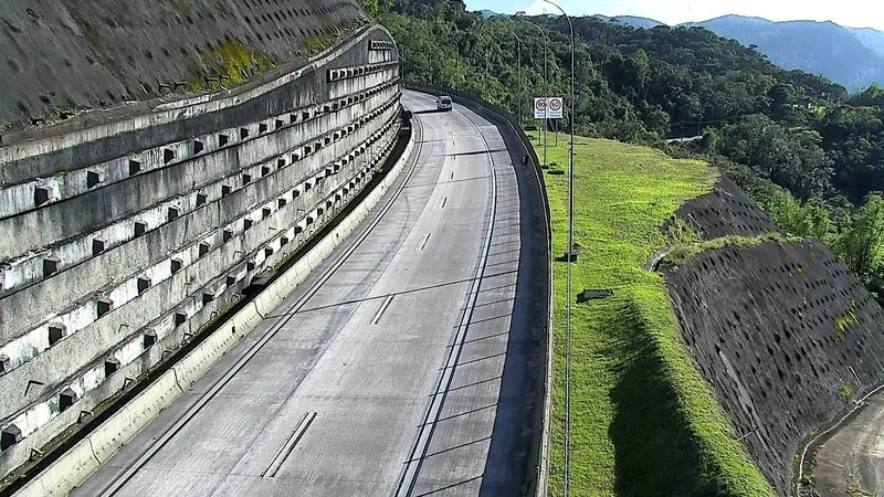 Motoristas encontram fluxo tranquilo na Rodovia dos Tamoios no domingo