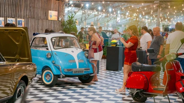 São Sebastião recebe encontro de carros antigos na Rua da Praia