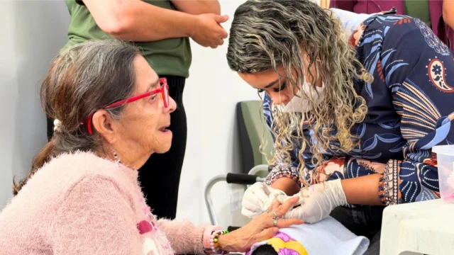 Centro-Dia promove ação de beleza e palestras para idosas em Ilhabela