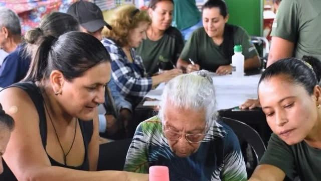 Tarde de convivência alegra idosos no Mercado Municipal