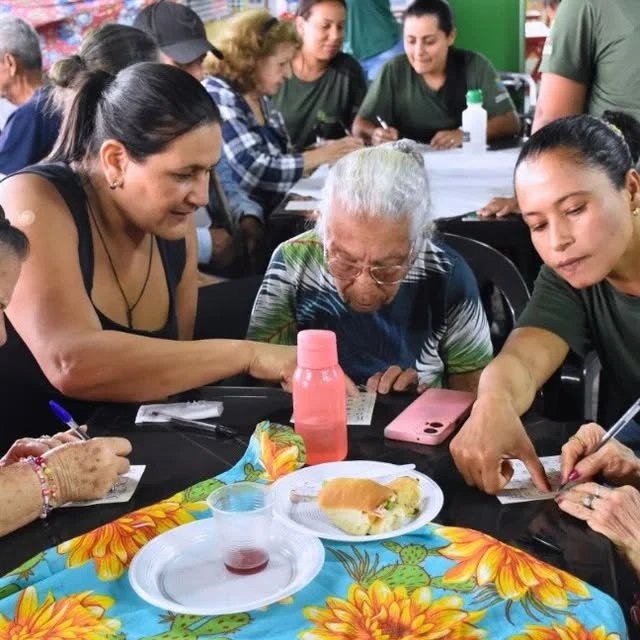 Tarde de convivência alegra idosos no Mercado Municipal