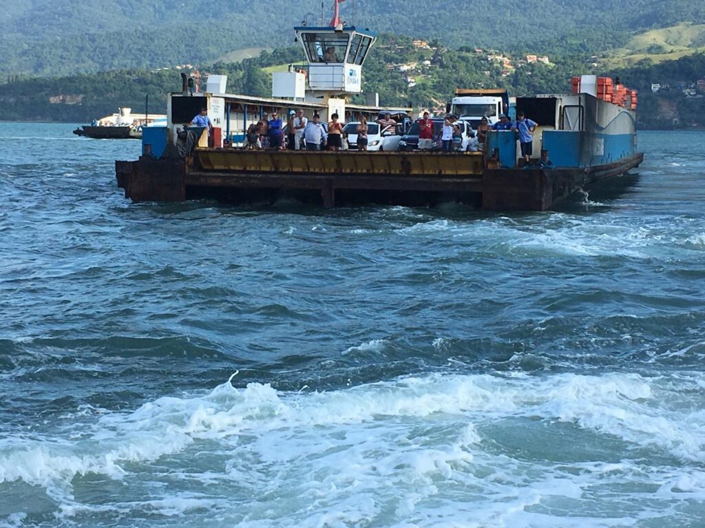 Fortes ventos paralisam travessia de balsa entre São Sebastião e Ilhabela