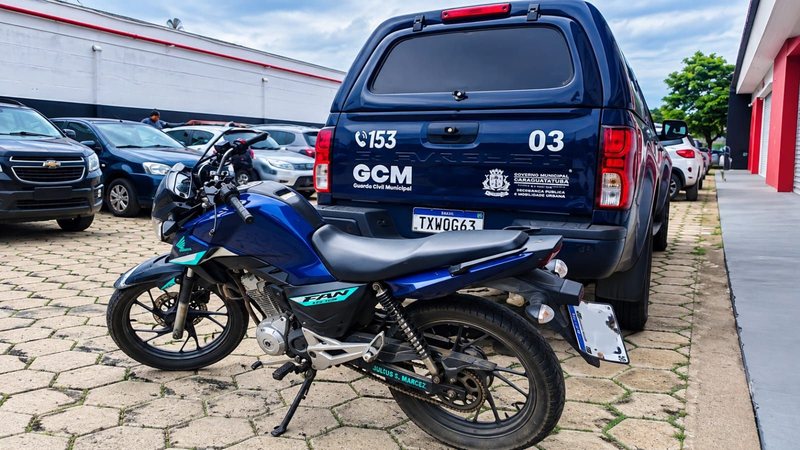 Guarda Civil Municipal recupera moto roubada e devolve ao proprietário em Caraguatatuba