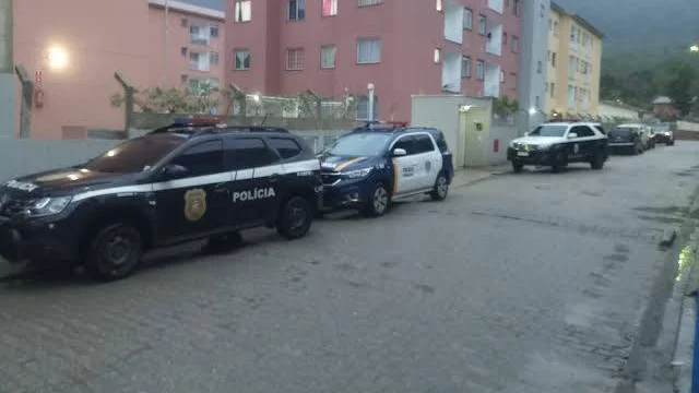 Homem baleado por policiais em Maresias morre após transferência