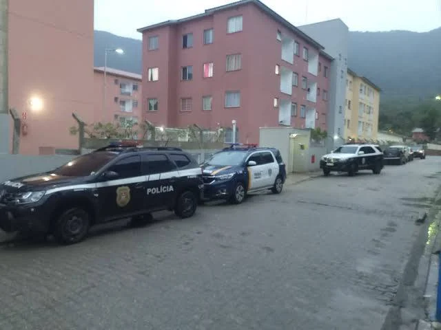 Homem baleado por policiais em Maresias morre após transferência