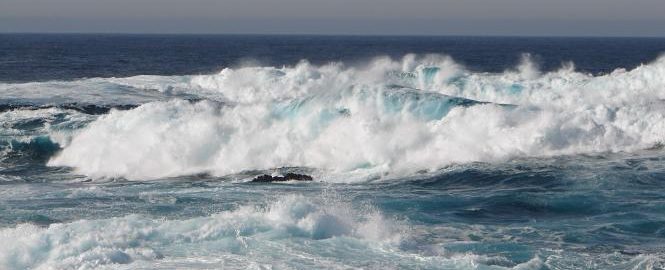 Marinha emite alerta de ressaca com ondas de até 2,5 metros em Ilhabela