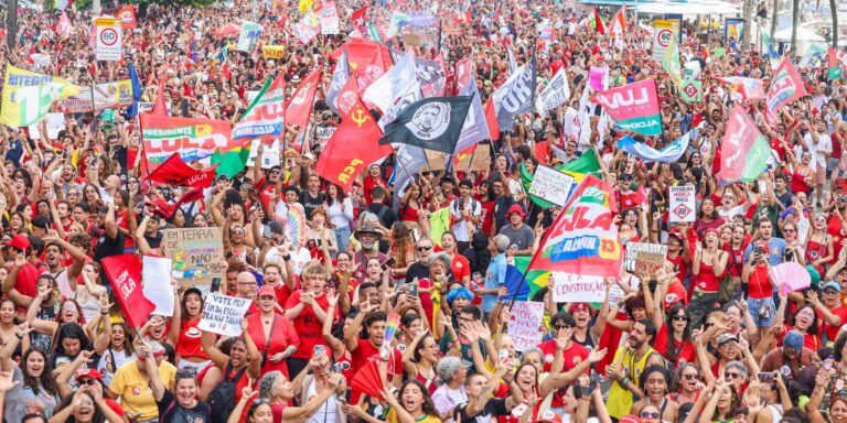 Apoiadores lotam Copacabana em ato pela democracia e reeleição de Lula