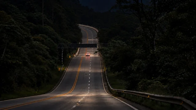 Motoristas enfrentam tempo encoberto e circulação livre na Mogi-Bertioga