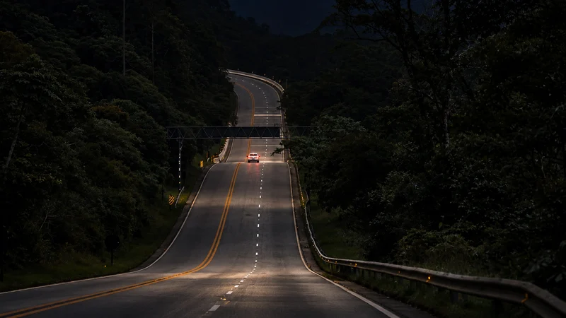 Motoristas enfrentam tempo encoberto e circulação livre na Mogi-Bertioga