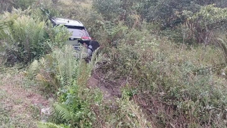 Carro atinge vegetação na Rodovia Rio-Santos após motorista ter mal súbito