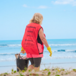 Mutirão de limpeza de praia em Caraguatatuba recebe apoio da Prefeitura