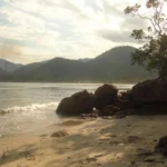 Praia da Barra oferece mar calmo e isolamento no sul de Ubatuba