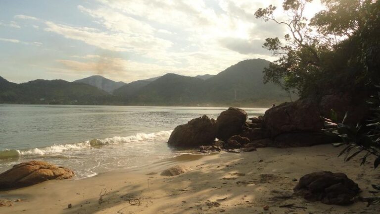 Praia da Barra oferece mar calmo e isolamento no sul de Ubatuba