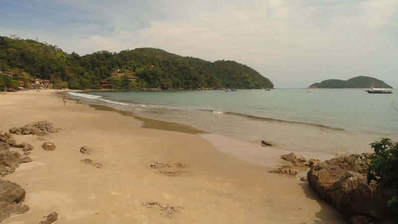 Praia do Engenho reúne mar calmo e natureza preservada em Ubatuba
