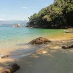 Praia do Japonês se destaca com águas cristalinas na região