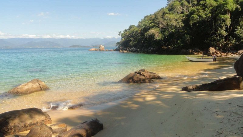 Praia do Japonês se destaca com águas cristalinas na região