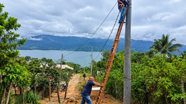 Rua do Portinho recebe nova iluminação pública em Ilhabela