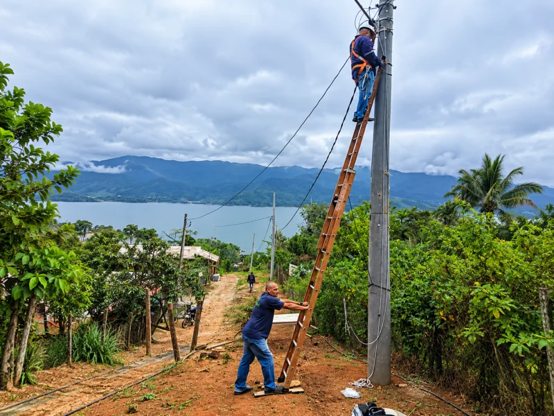 Rua do Portinho recebe nova iluminação pública em Ilhabela