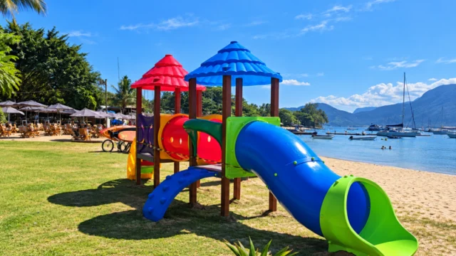 Prefeitura de Ilhabela instala novo playground no Saco da Capela