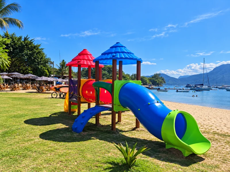 Prefeitura de Ilhabela instala novo playground no Saco da Capela