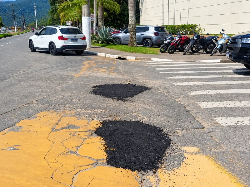 Prefeitura de Ilhabela intensifica operação tapa-buracos nas vias