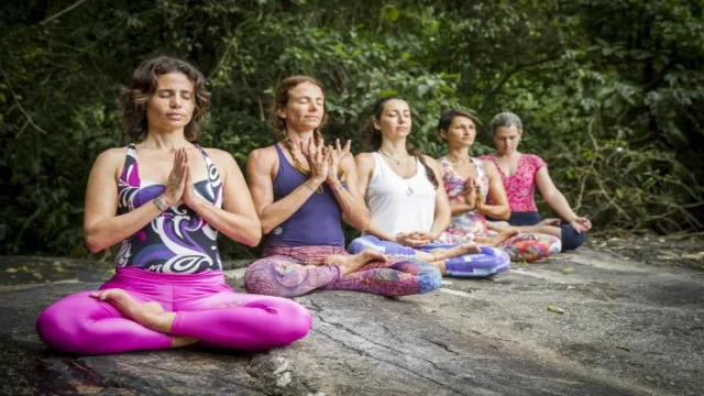 Ilhabela promove aulão de yoga na Praia do Perequê pelo Outubro Rosa