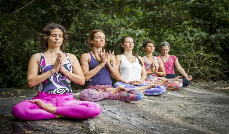 Ilhabela promove aulão de yoga na Praia do Perequê pelo Outubro Rosa