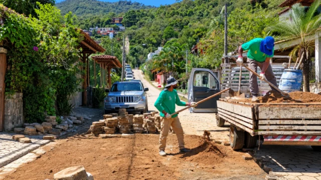 Prefeitura limpa bueiro na Rua do Cachadaço em Ilhabela