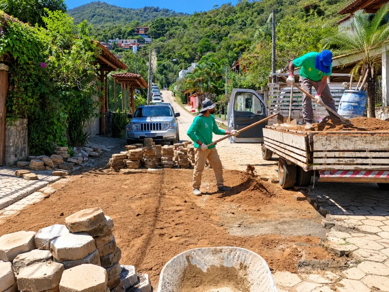 Prefeitura limpa bueiro na Rua do Cachadaço em Ilhabela