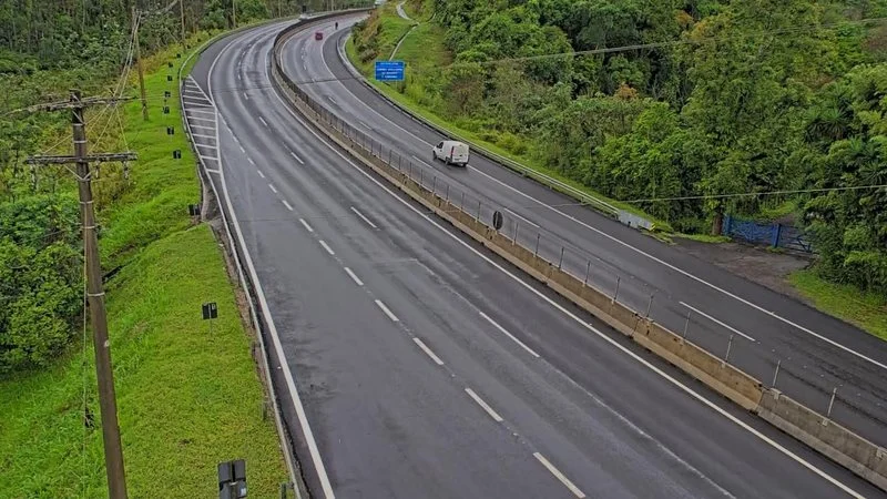 Rodovia dos Tamoios registra garoa e neblina neste sábado
