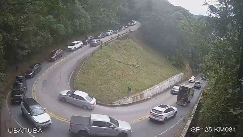Rodovia Oswaldo Cruz registra tráfego intenso em direção a Ubatuba neste sábado