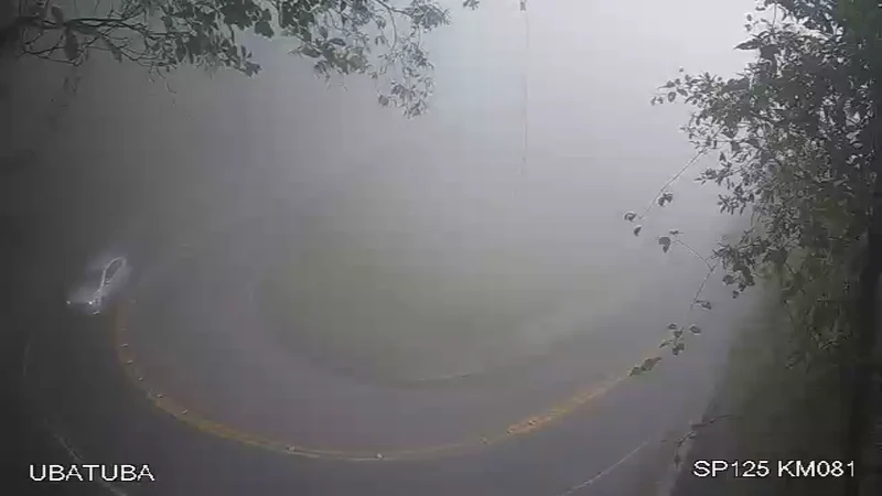 Rodovia Oswaldo Cruz registra visibilidade baixa na serra em Ubatuba