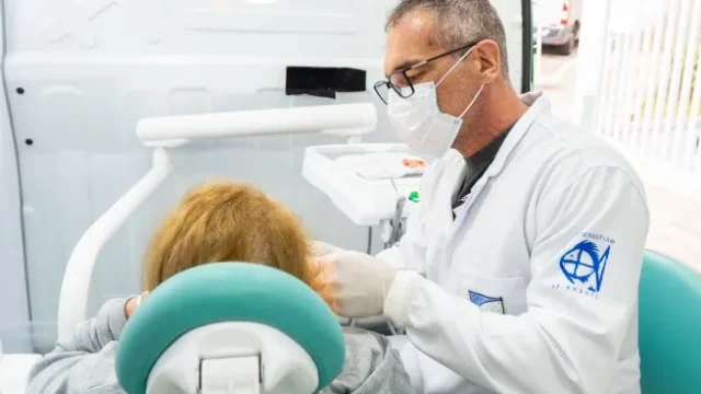 Unidade móvel leva atendimento odontológico à rua em São Sebastião