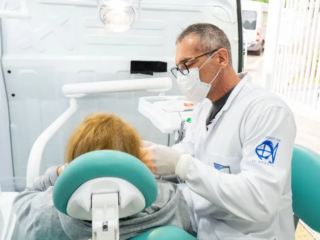 Unidade móvel leva atendimento odontológico à rua em São Sebastião