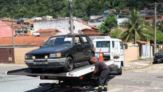 Prefeitura recolhe veículos abandonados em ruas de São Sebastião
