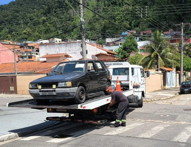 Prefeitura recolhe veículos abandonados em ruas de São Sebastião