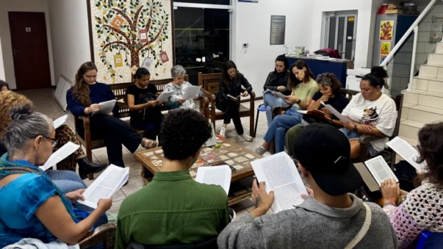 Biblioteca da Barra Velha recebe encontro do Clube do Livro em Ilhabela