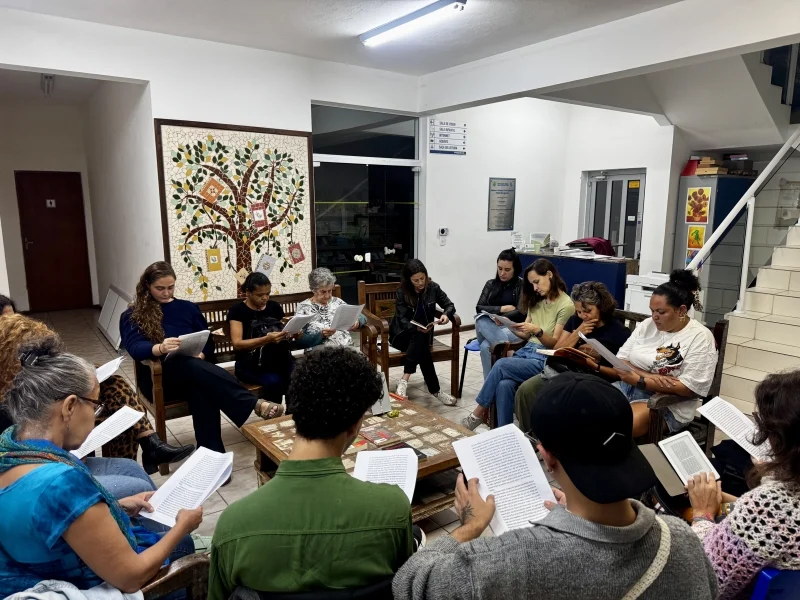 Biblioteca da Barra Velha recebe encontro do Clube do Livro em Ilhabela