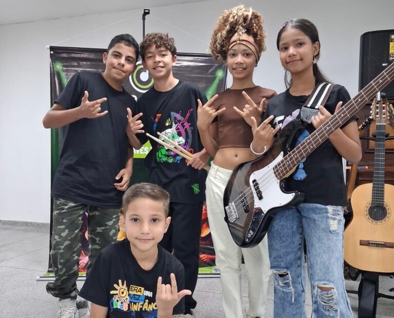 Star Kids Band faz show de Dia das Crianças na Praça da Cultura, em Caraguatatuba