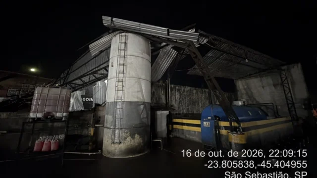 Temporal atinge Litoral Norte e derruba cobertura em São Sebastião